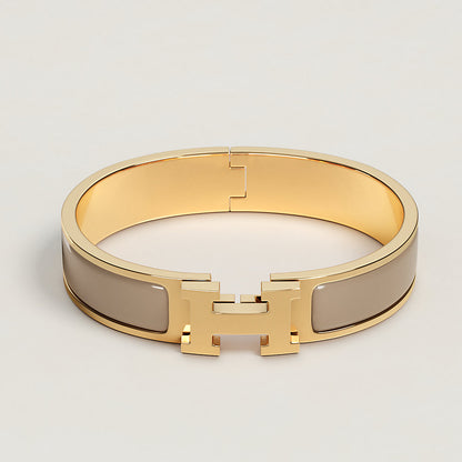 https://assets.hermes.com/is/image/hermesproduct/clic-h-bracelet--700001F%2019-front-wm-1-0-0-1000-1000_g.jpg