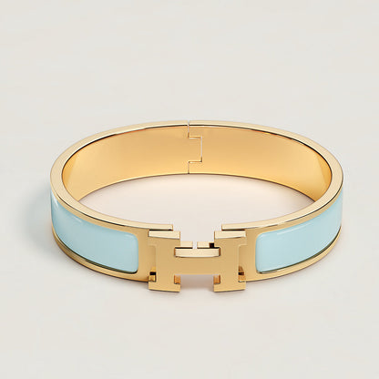 https://assets.hermes.com/is/image/hermesproduct/clic-h-bracelet--700001F%208X-front-wm-1-0-0-1000-1000_g.jpg